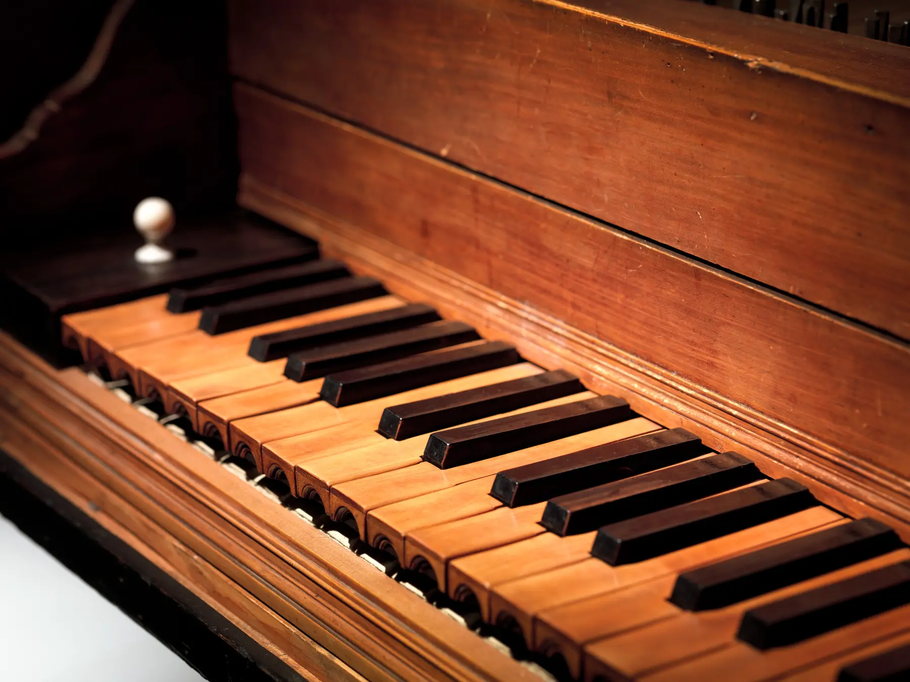 Keyboard of Bartolomeo Cristofori's 1720 grand piano in the Metropolitan Museum of Art